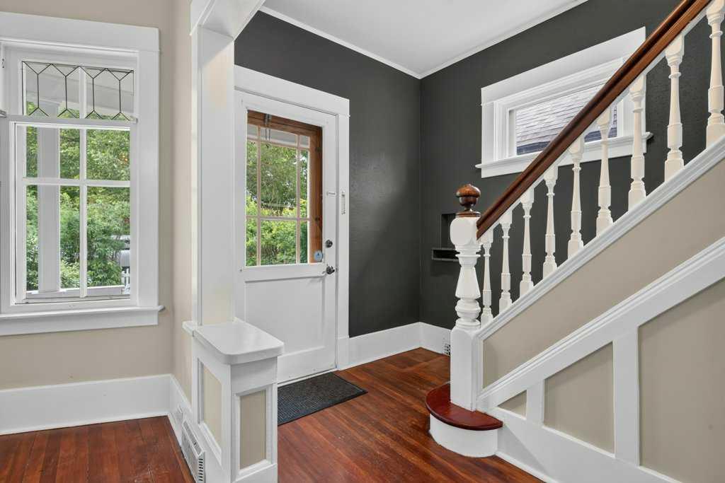 918 18 Avenue SE photo 4