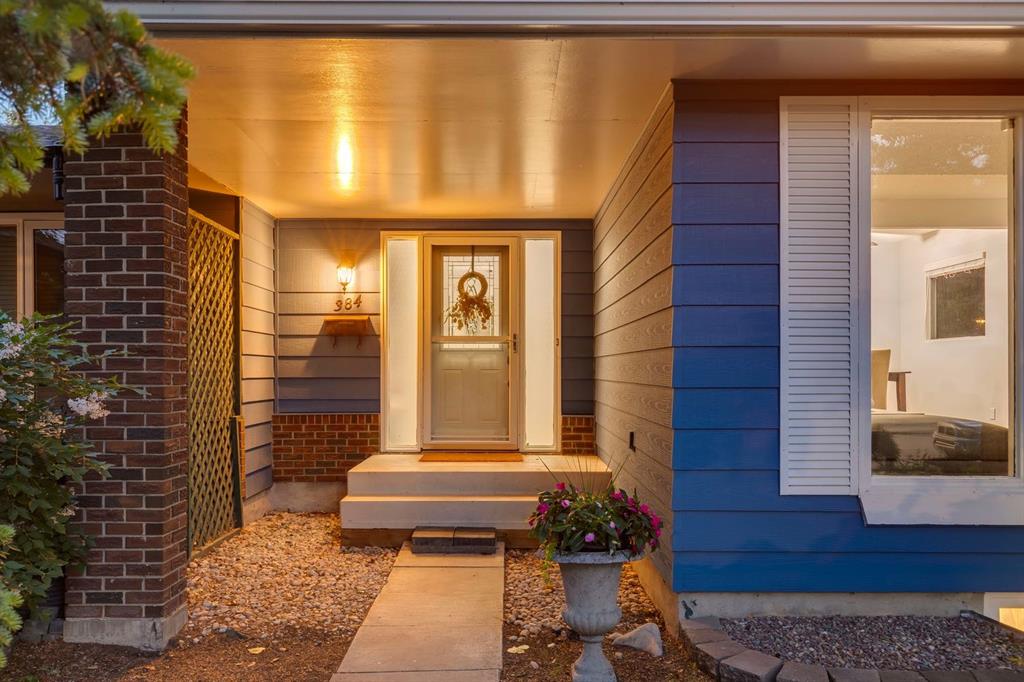 384 Midvalley Drive SE photo 2