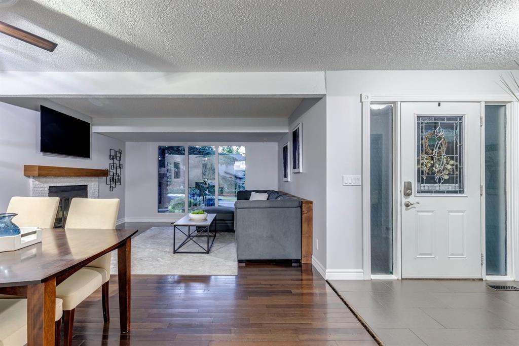 384 Midvalley Drive SE photo 4