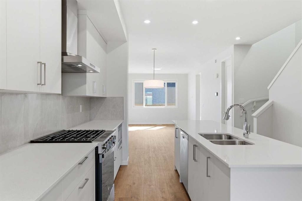 107 Royston Way NW photo 4