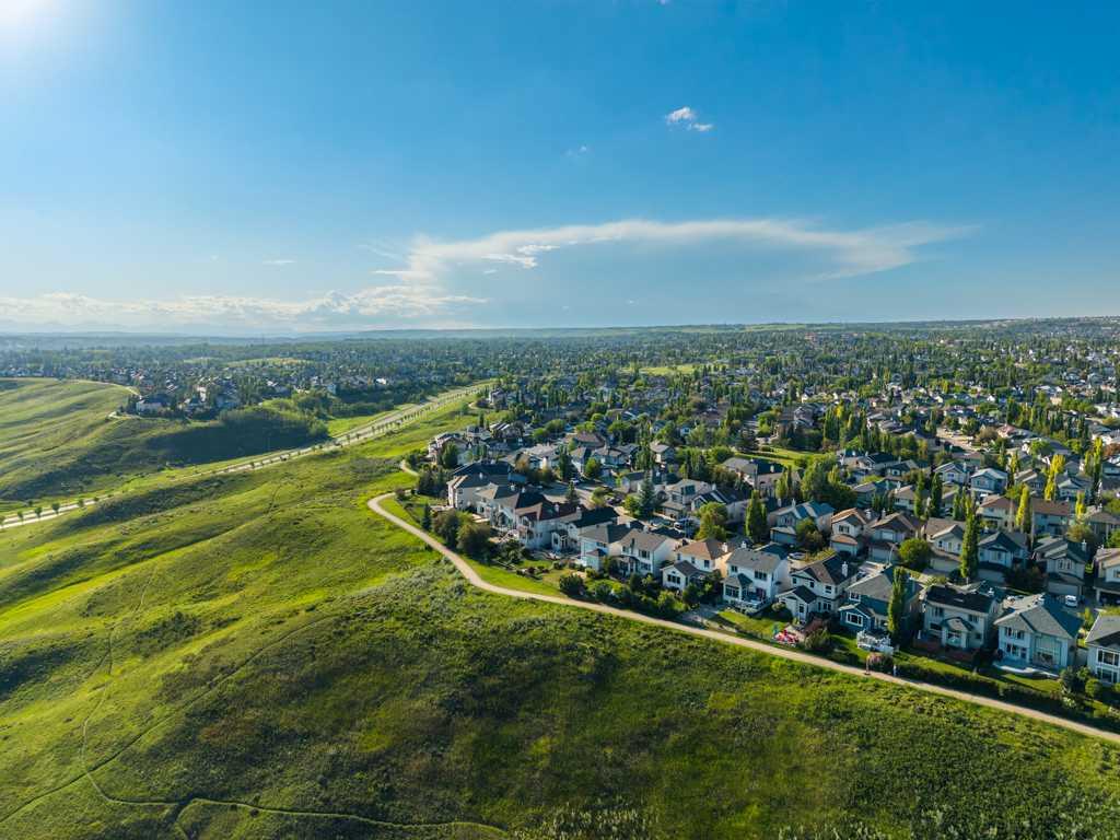 126 Tuscany Ravine Close NW photo 2