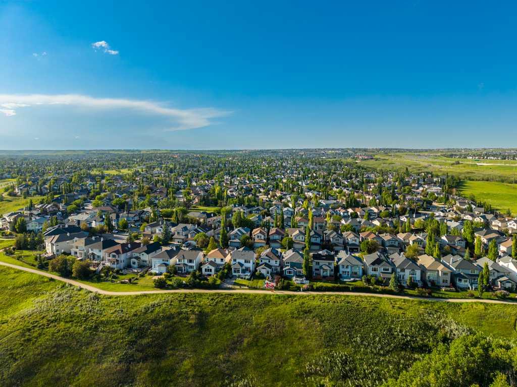 126 Tuscany Ravine Close NW photo 3