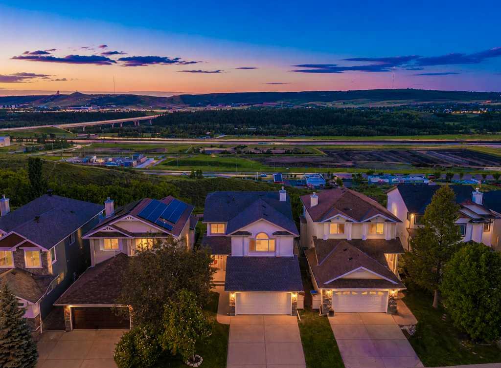 126 Tuscany Ravine Close NW photo 4