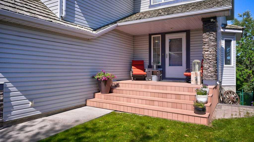 537 Douglas Glen Point SE photo 2