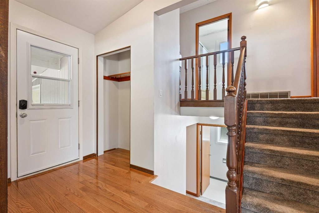 77 Winslow Crescent SW photo 3