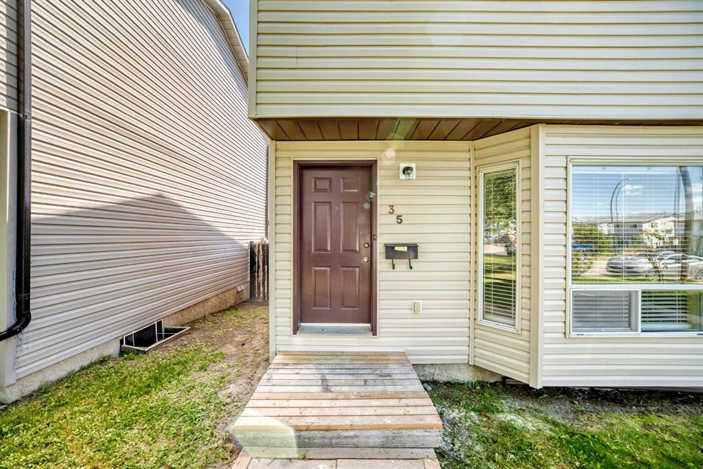 35 Martindale Court NE photo 2