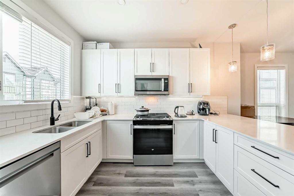 30 Evanscrest Park NW photo 4